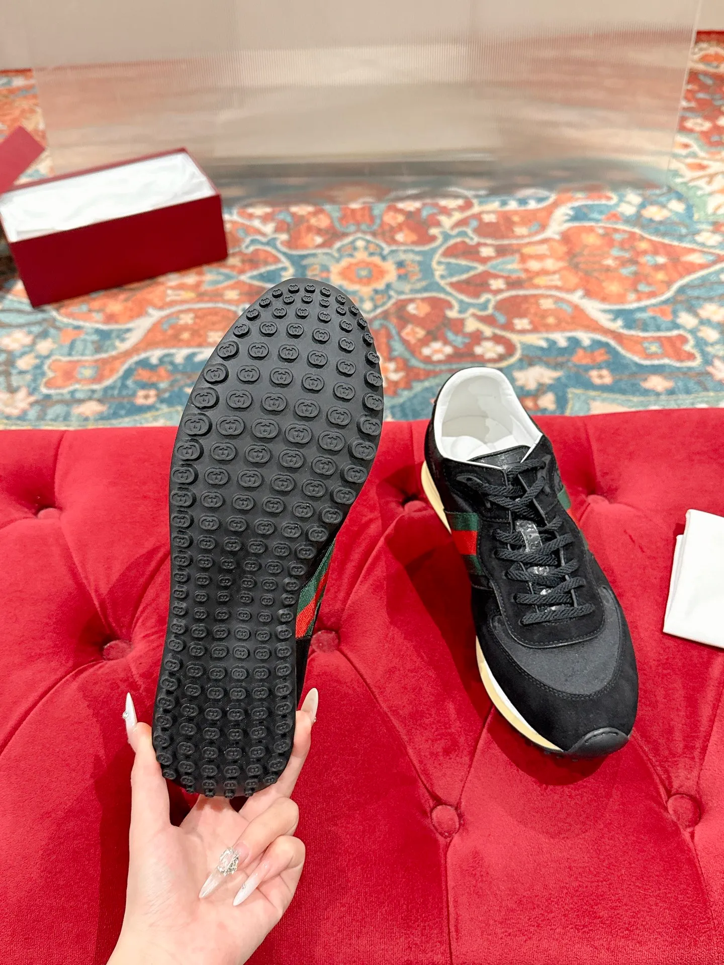 p700🐮🐮 GUCCI 2025 latest spring and summer catwalk style sports shoes Forrest Gump shoes 25 super popular show items with high appearance rate and many celebrities and Internet celebrities. The classic shoe design uses innovative stitching technology to create a water-like flowing texture. Super comfortable on the feet. Leather splicing and breathable logo fabric with classic green and red webbing embellishment. All show the brand tone (buttons are removable) original molded combination outsole ▪️Size: Male 39-44 (Male 45, customized, non-returnable)